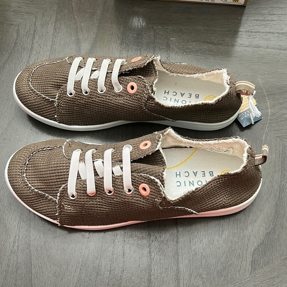 Vionic | Olive Waffle Knit Pismo Sneaker - Women - Picture 7 of 11